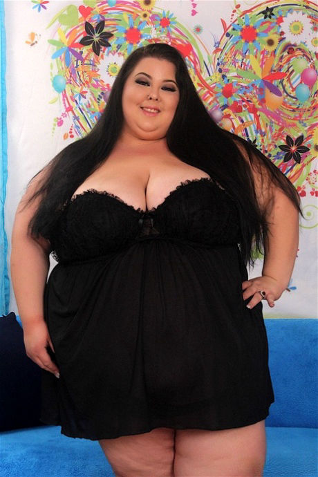 SSBBW babes Apple & Lola get fucked together
